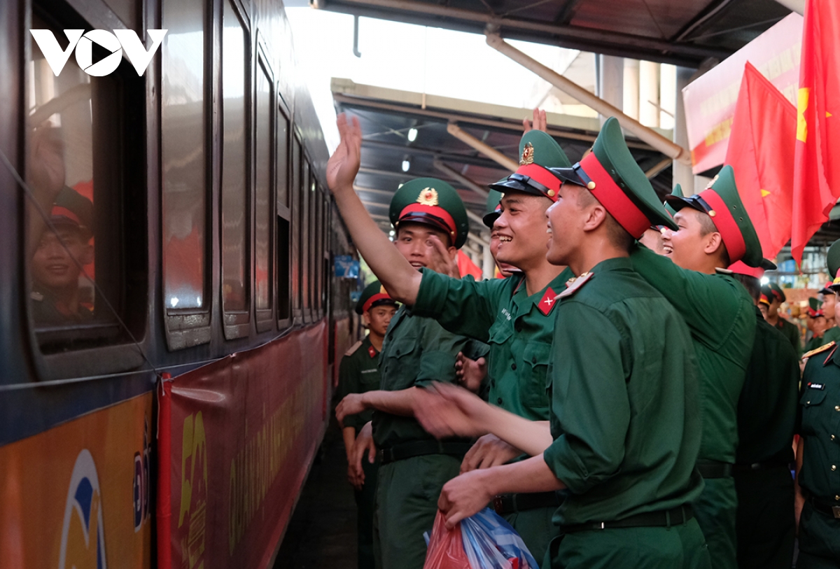 Đón các lực lượng hoàn thanh nhiệm vụ diễu binh, diễu hành tại ga Đà Nẵng